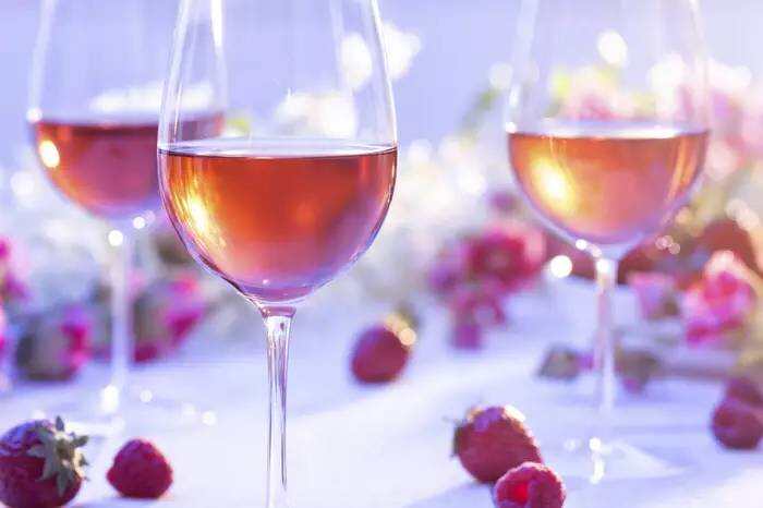 桃红葡萄酒是“低等”酒？看完酿造过程和工艺，才知道它的魅力