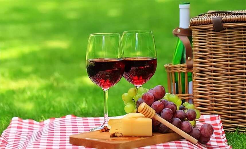 夏日野餐，品鉴红酒，这些醒酒关键点，不能忽视