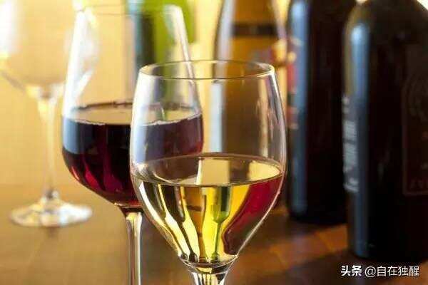 红葡萄酒和白葡萄酒之间，除了颜色的差异，还有什么区别？
