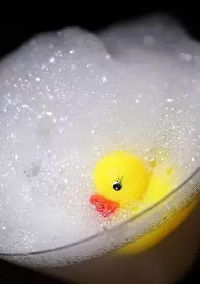 大黄鸭在马提尼里面洗泡泡浴——泡泡澡马提尼鸡尾酒~