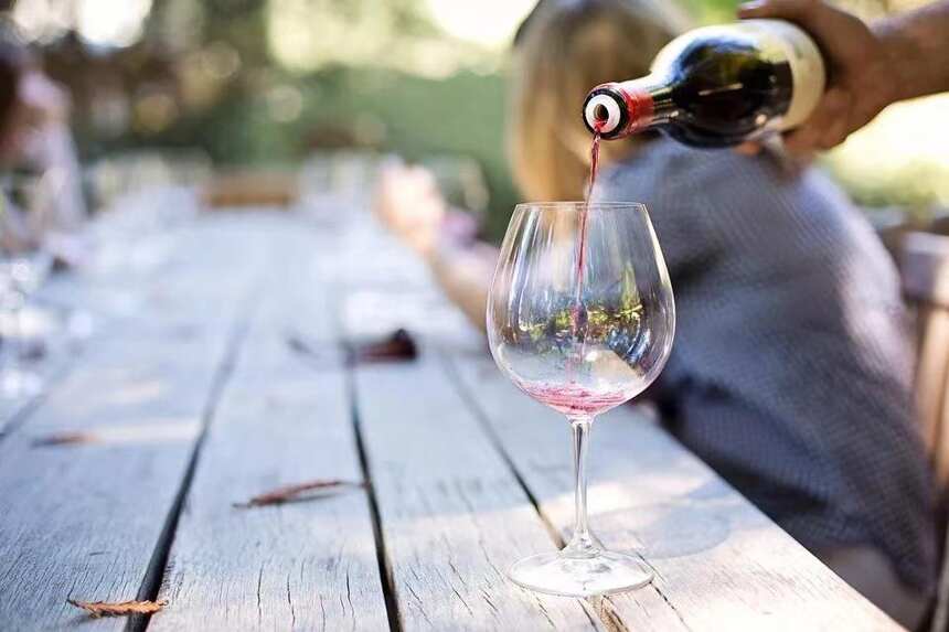 红酒是“好酒”。它不仅软化血管，还能预防癌症？