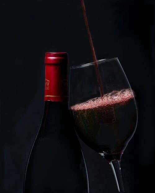 从葡萄酒的颜色可以判断该酒是否已经到了适饮期