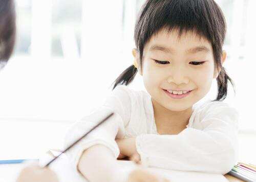 日本“裸体教育”惹争议，孩子们一起赤身上课，网友：越活越原始