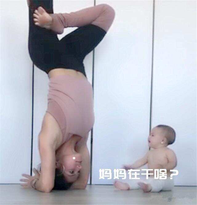 宝妈倒立练瑜伽，宝宝爬过来“又抓又啃”，爸爸忍俊不禁：娃饿了