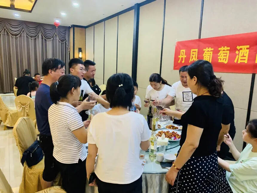 西安、渭南核心客户赴陕西丹凤葡萄酒厂实地考察会圆满结束