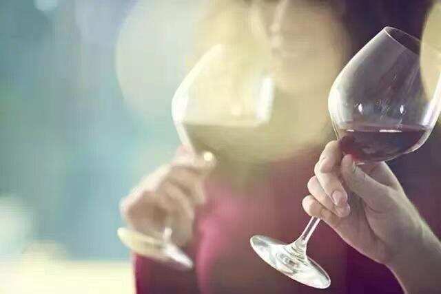 红酒是“好酒”。它不仅软化血管，还能预防癌症？