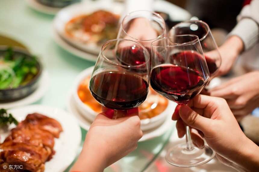 红酒是年夜饭餐桌上的必备饮品