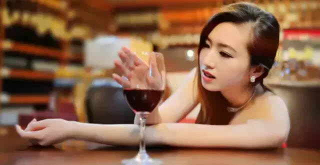 爱喝葡萄酒的女人，是一道靓丽的风景！