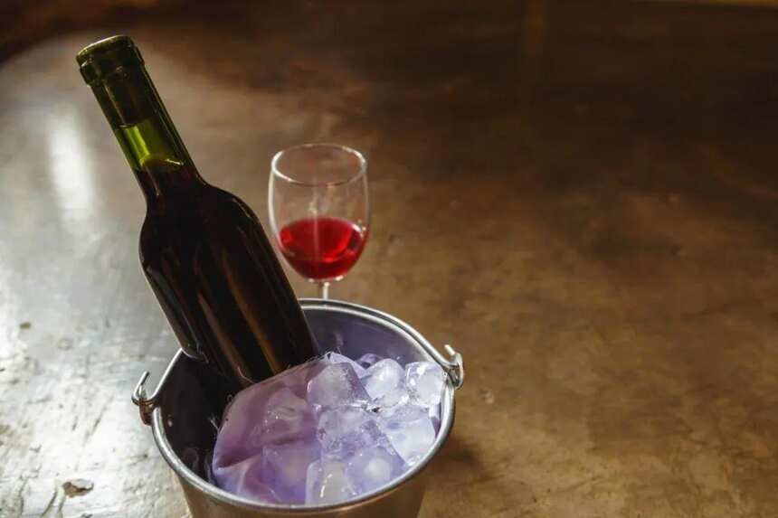 酷暑当前，谁说红葡萄酒不可以冰着喝