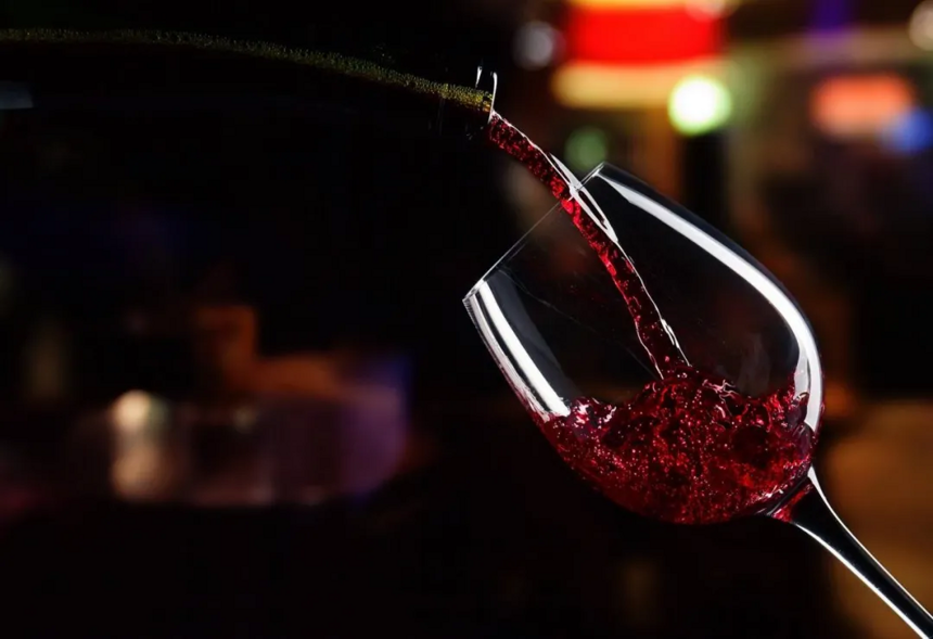 静止葡萄酒里有气泡，还能喝吗？| 富隆酒业
