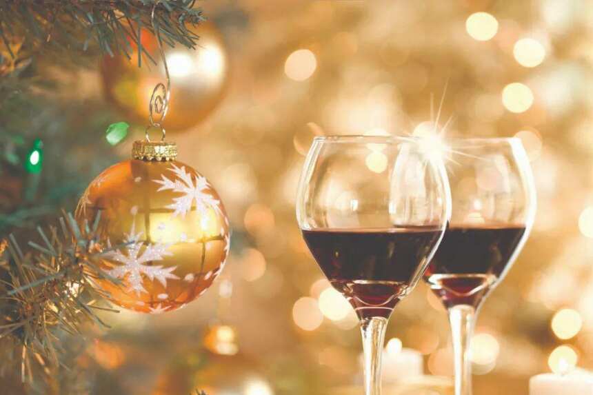 圣诞餐桌上的各式美食，如何搭配葡萄酒才不出错？