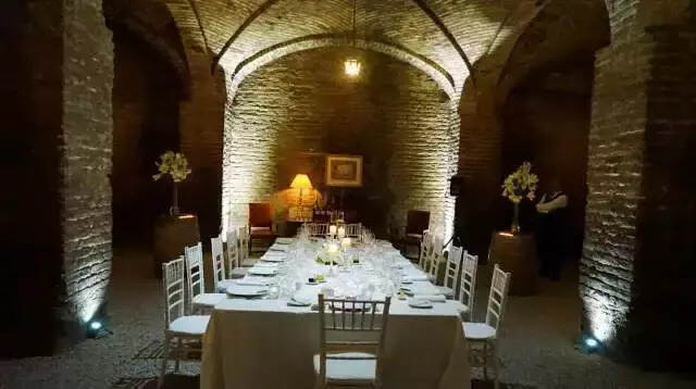 在百年文物酒窖里享用晚宴是一种什么体验？