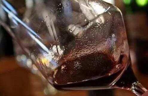 葡萄酒有沉淀物是正常的，可能你扔掉了一支好酒