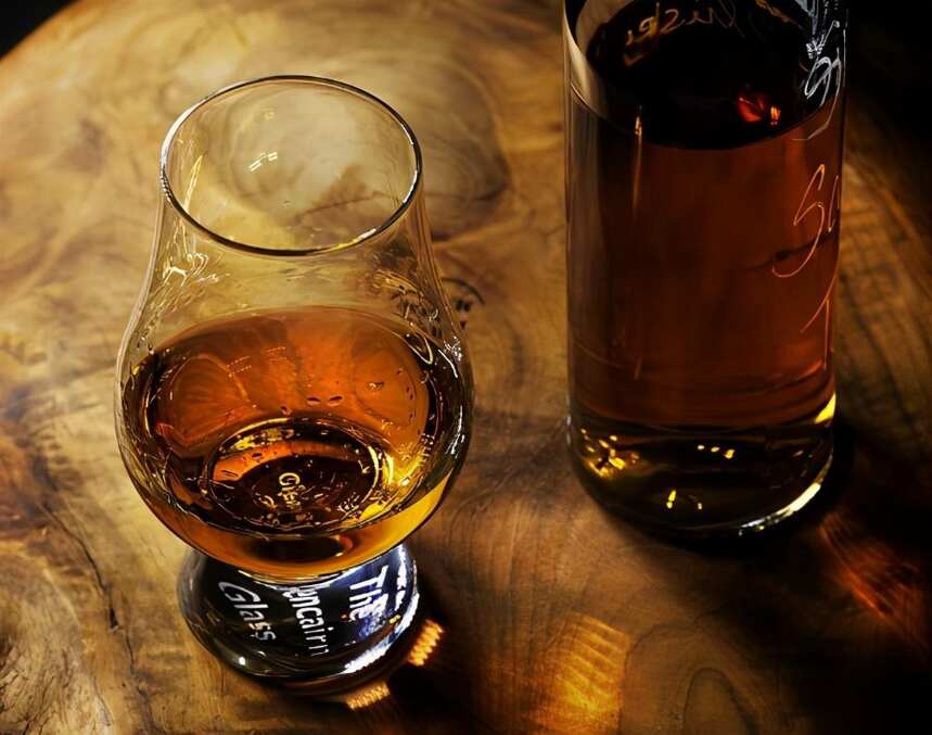 烈酒比较：干邑与威士忌有什么区别？