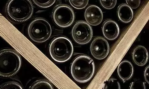葡萄酒瓶底的小酒窝是干什么用的呢？