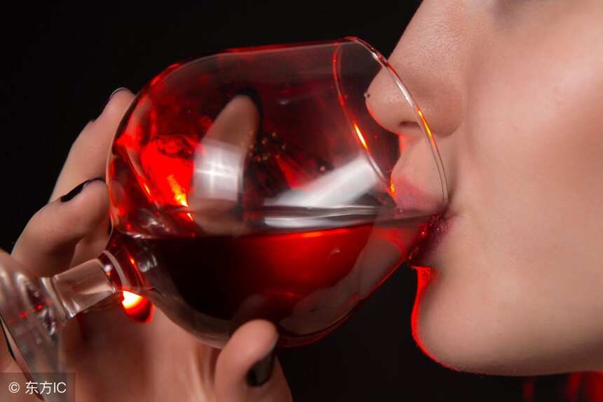 红酒的喝法有很多，那你知道那种喝法最正确吗？