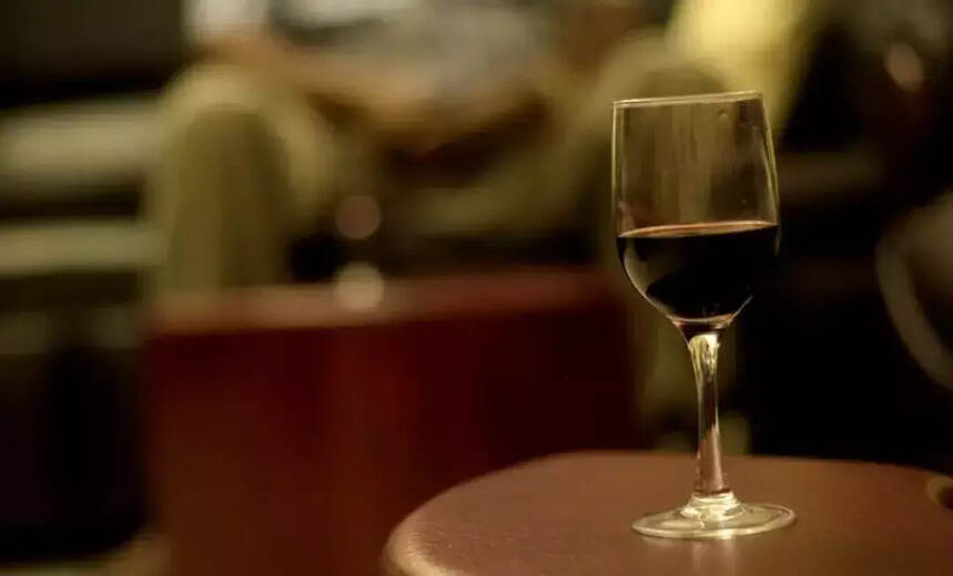 红酒为什么不能倒满杯？