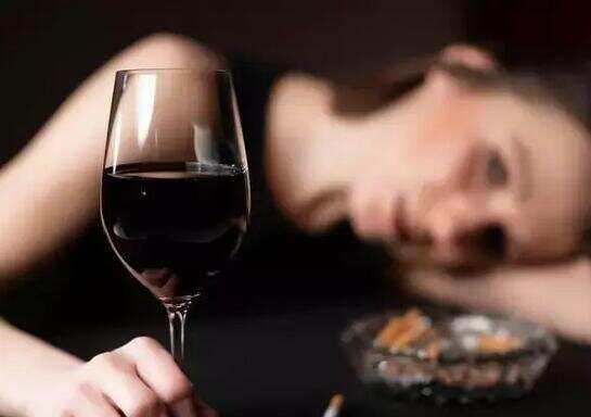 晚饭喝红酒，能大量排出身体内这种有害的东西！