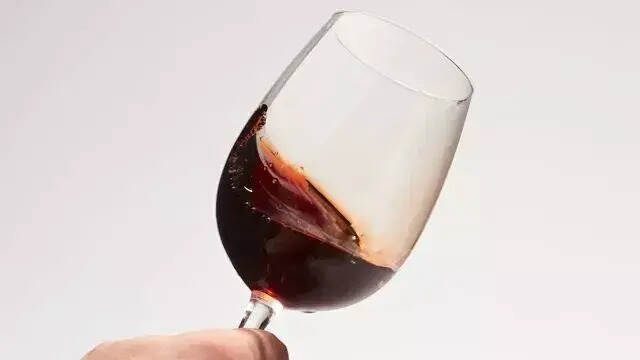 为什么喝红酒一定要用高脚杯？
