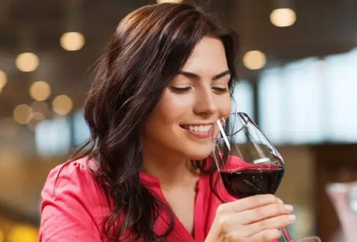 晚上女人喝红酒好吗？关于女人喝红酒的时间问题！