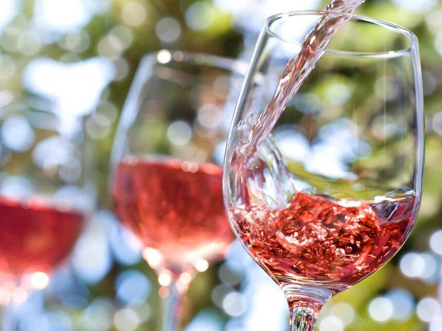 一看就懂的粉红葡萄酒选购指南，让你一口喝下春天