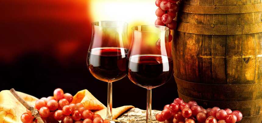 葡萄酒中的香草味来自橡木桶，酒液与橡木桶浪漫故事的结晶