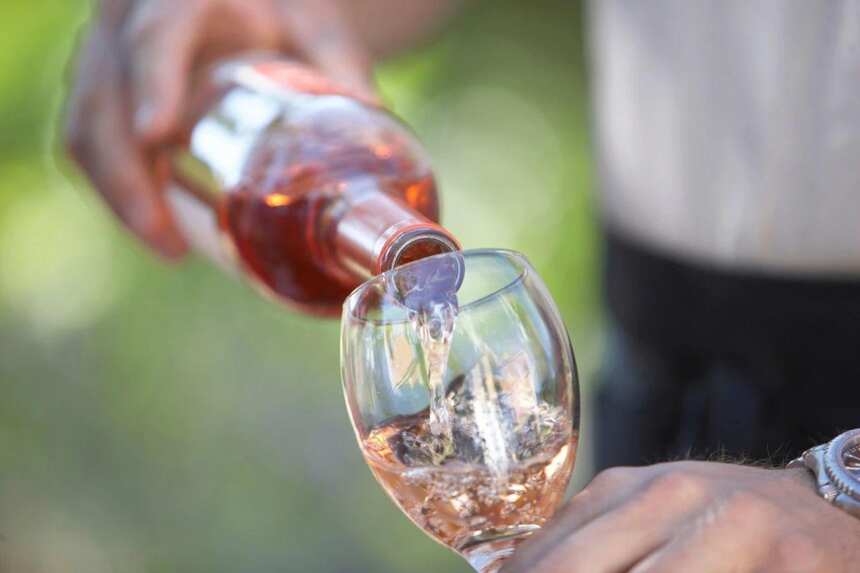一看就懂的粉红葡萄酒选购指南，让你一口喝下春天