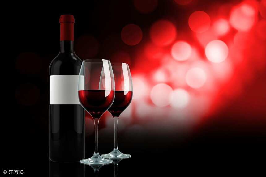 红酒是年夜饭餐桌上的必备饮品