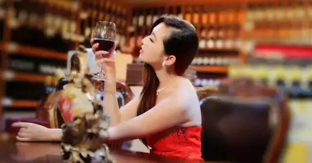 爱喝葡萄酒的女人，是一道靓丽的风景！
