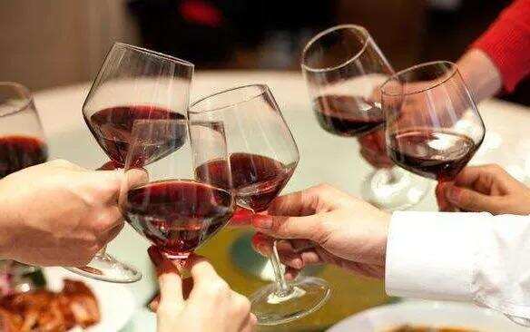喝红酒捧杯的时候，到底该用哪只手？