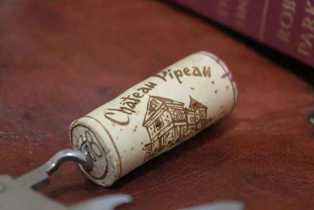 葡萄酒软木塞上的文字透露了什么信息？