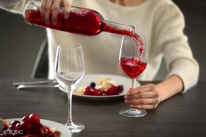 挑选桃红葡萄酒时，你需要记住这两点！
