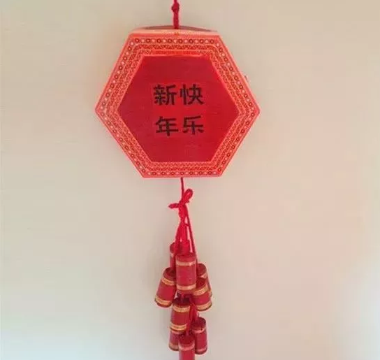 红酒瓶塞别扔了，用它制作喜庆的春节新年挂饰，简单又别致