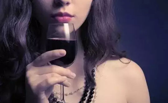 喝酒后嘴唇变紫是中毒了吗？
