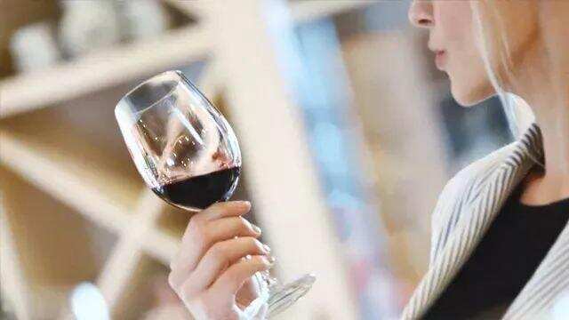 为什么喝红酒一定要用高脚杯？