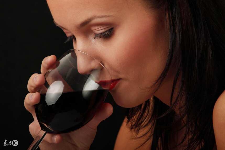 长期吸烟可导致肺癌，多喝葡萄酒可以预防！