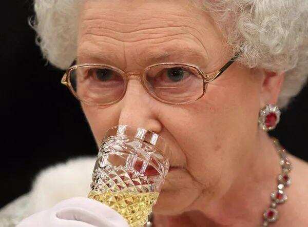 英女王伊丽莎白逝世：96岁，在位70年，她最爱喝什么酒？