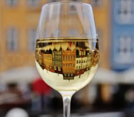 ​一杯子,一辈子只要用心,一杯葡萄酒便能创造出极致的浪漫!