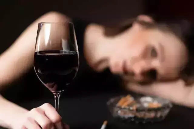 女性每晚喝一杯红酒，让40岁的容颜定格在18岁