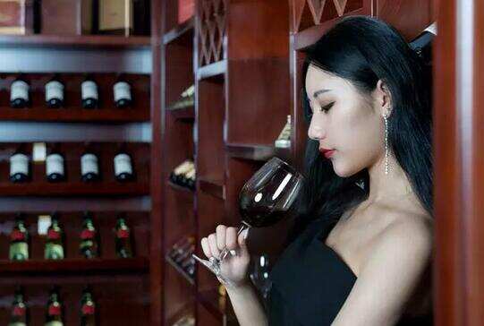 红酒让女人变得更美！