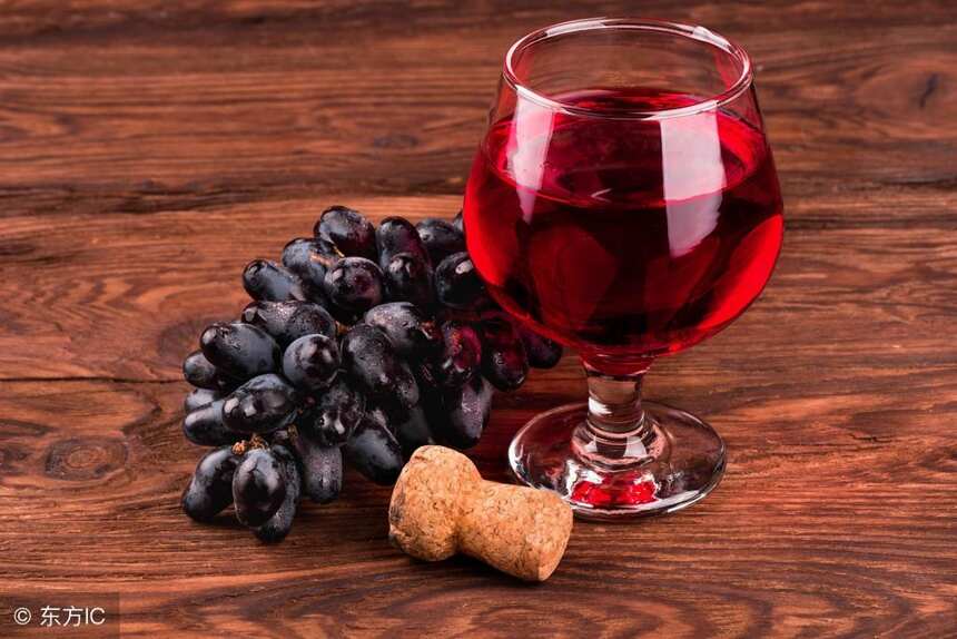如何选择干红葡萄酒？如何品尝天然干红葡萄酒？