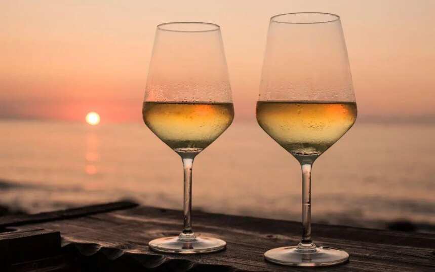 没什么比一杯冰镇的白葡萄酒，更适合夏天！| 富隆酒业