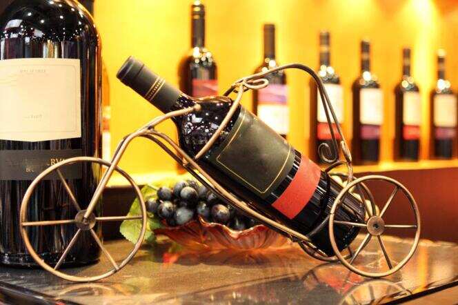 懂葡萄酒是不说“红酒”二字，端杯姿势表现你的品味