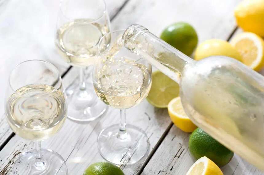 炎热的夏天来临前，冰冰爽爽的白葡萄酒，一定要囤！| 富隆酒业