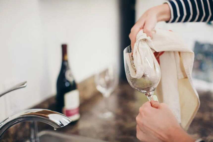 收藏贴！葡萄酒专家教你如何正确清洗酒杯 | 富隆酒业