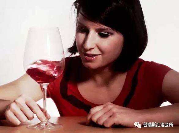 喝葡萄酒时如何摇杯