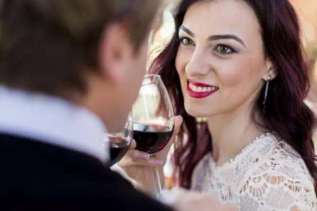 请客户吃饭应该怎么点葡萄酒？