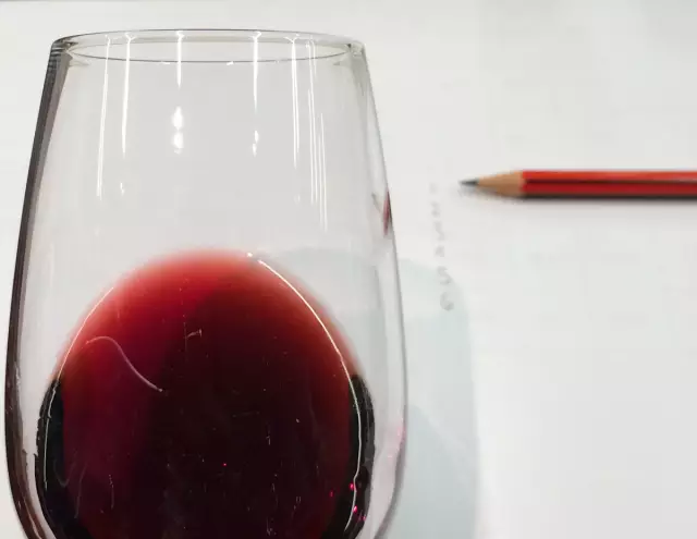 【小堂告诉你】怎么从颜色读懂葡萄酒？