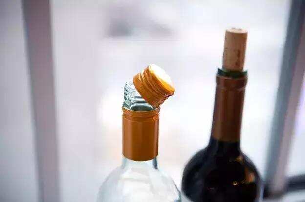 储存葡萄酒时，为什么要将酒瓶水平放置？