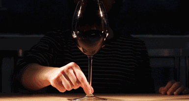 你知道很多人在品葡萄酒的时候为啥要晃荡杯子吗？